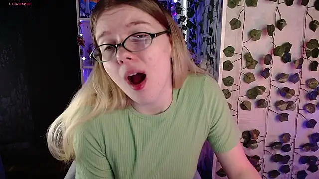 Strawberry juli online show from March 12, 2025, 10:05 am