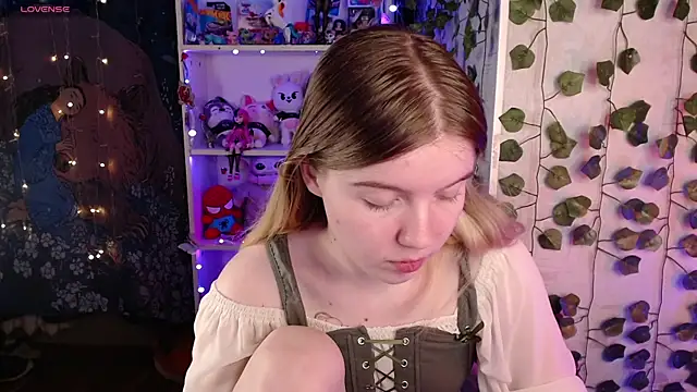 Strawberry juli online show from March 18, 2025, 2:15 am