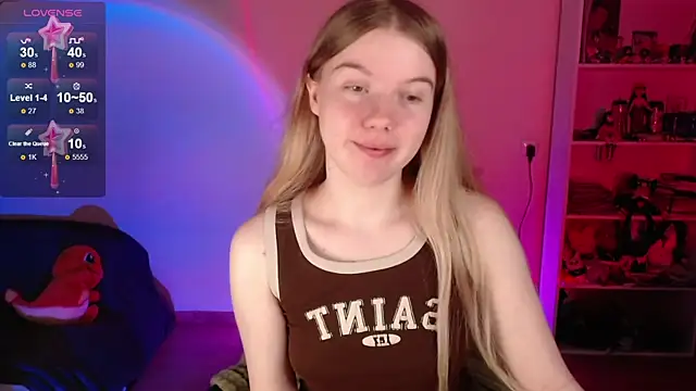 Snapshot of Strawberry_juli chatting on May 18, 2026, 5:46 am Strawberry juli online show from May 18, 2026, 5:46 am