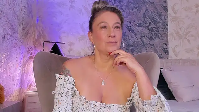 Liannaa  online show from November 3, 2025, 6:31 pm