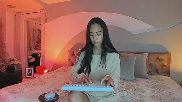 Elizabeth clark  online show from December 21, 2025, 12:45 pm