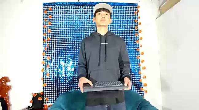 Maxxi hot23 online show from February 26, 2025, 1:43 am