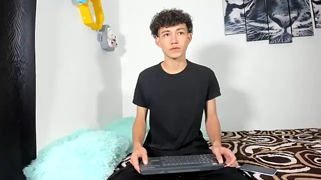 Maxxi hot23 online show from March 15, 2025, 2:01 pm