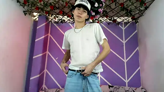 Maxxi hot23 online show from September 25, 2025, 7:28 pm