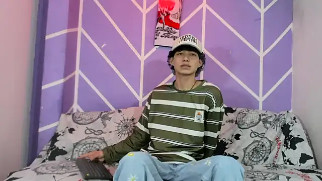 Maxxi hot23 online show from September 26, 2025, 7:29 pm