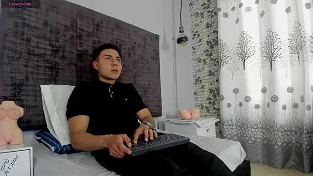 loverisu-coral online show from March 18, 2026, 8:56 pm