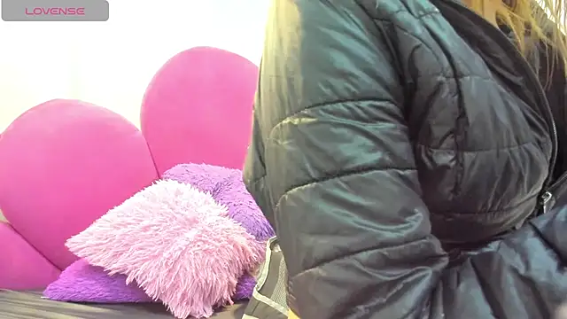 Bonniie 22 online show from April 16, 2026, 6:52 pm