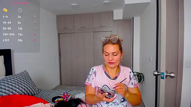 CarolinneFiotti online show from September 11, 2025, 2:28 pm