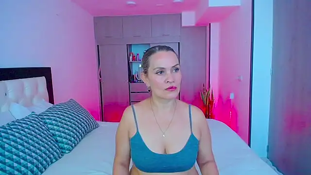 CarolinneFiotti online show from September 25, 2025, 1:15 pm