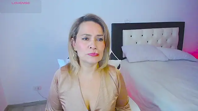 CarolinneFiotti online show from October 15, 2025, 1:44 pm