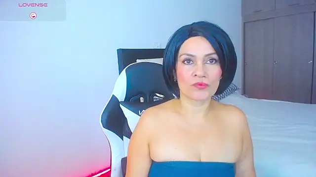 CarolinneFiotti online show from November 3, 2025, 1:56 pm