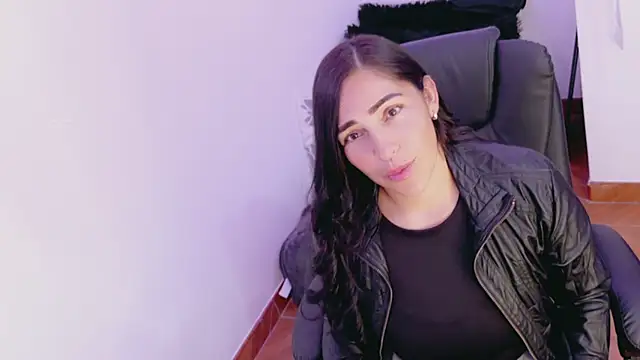 luna lgomez  online show from April 18, 2026, 1:37 pm