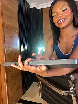 PinkyMoon online show from March 13, 2026, 4:52 am