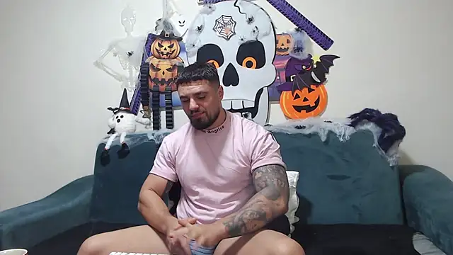 Snapshot of Tiberius_hunk chatting on October 31, 2025, 8:15 am Tiberius hunk online show from October 31, 2025, 8:15 am