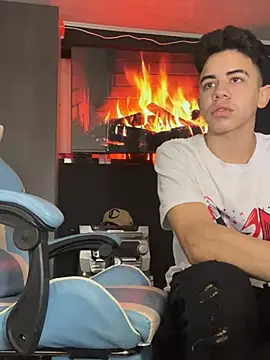 Snapshot of Miguel_bigcock chatting on March 17, 2025, 2:34 pm Miguel bigcock online show from March 17, 2025, 2:34 pm