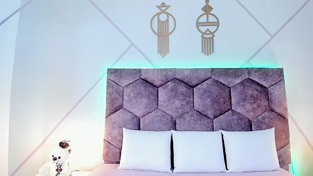 aurora collinss  online show from November 22, 2025, 12:26 pm