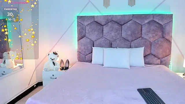 aurora collinss  online show from December 19, 2025, 1:07 pm