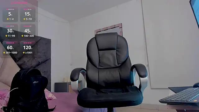 SaskiaGrendel online show from April 18, 2026, 12:36 am