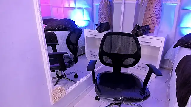 LexiAndDeker online show from December 18, 2025, 6:36 pm