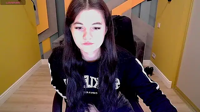 ElinaMils online show from March 17, 2025, 12:35 pm