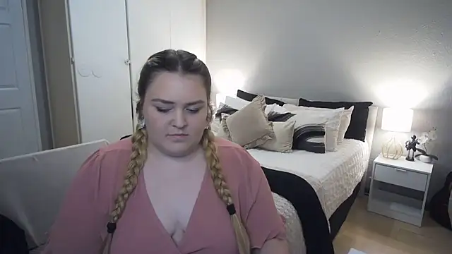 Snapshot of Neytjie chatting on November 29, 2025, 6:00 pm Neytjie online show from November 29, 2025, 6:00 pm