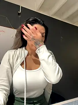 Isabella Varella online show from November 28, 2025, 1:03 pm