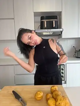Snapshot of ValentinaMilann chatting on May 2, 2026, 7:30 pm ValentinaMilann online show from May 2, 2026, 7:30 pm