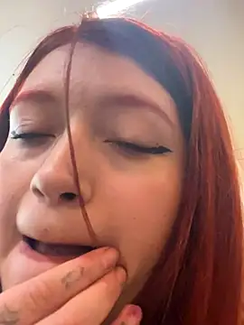 Karina Leon online show from December 16, 2025, 8:47 pm