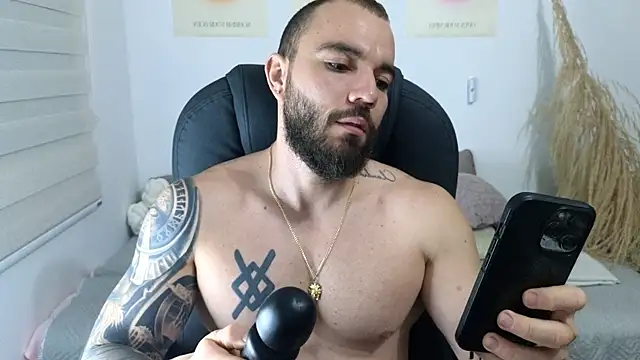 Isaac Carter online show from December 2, 2025, 11:04 am