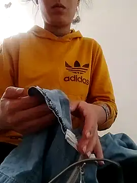 saraaxx1 online show from November 21, 2025, 2:16 pm