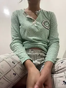 saraaxx1 online show from May 1, 2026, 1:48 pm