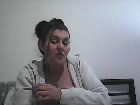 Curvy-Essex-Milf online show from March 5, 2026, 11:34 pm