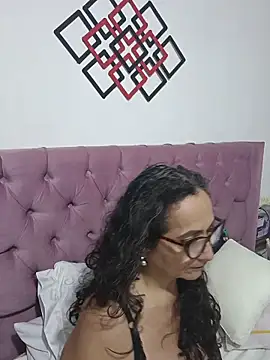 Snapshot of AlessandraLeroy chatting on October 31, 2025, 2:12 am AlessandraLeroy online show from October 31, 2025, 2:12 am