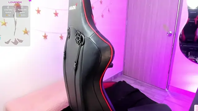 LindaSilverstone online show from April 13, 2026, 11:43 pm