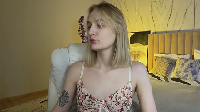  Vikky Moon  online show from April 18, 2026, 12:47 am