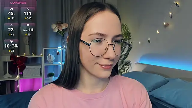 Kira mindnes online show from March 12, 2025, 7:49 pm