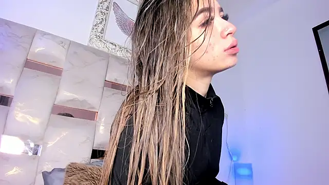 Lola Blondie online show from November 26, 2025, 12:28 pm