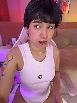 Snapshot of emma_cute7 chatting on August 7, 2026, 9:44 am emma cute7 online show from August 7, 2026, 9:44 am