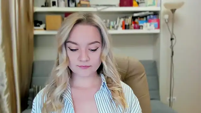 Kara Smith  online show from October 12, 2025, 10:42 pm