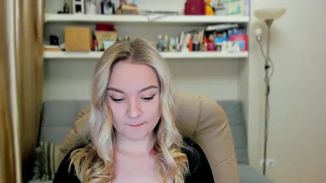 Kara Smith  online show from October 22, 2025, 10:42 pm