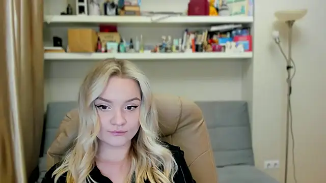 Kara Smith  online show from December 4, 2025, 11:02 pm