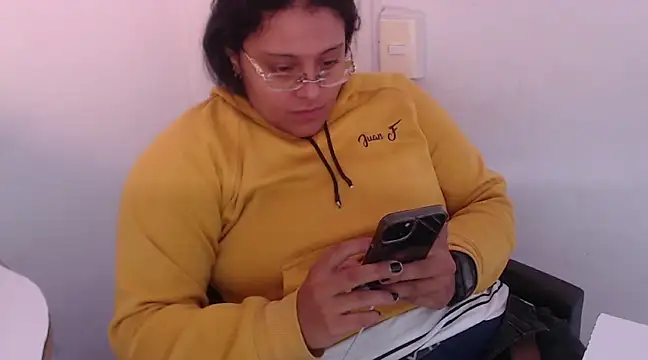 Snapshot of milu_saenz_8 chatting on March 17, 2025, 2:12 pm milu saenz 8 online show from March 17, 2025, 2:12 pm
