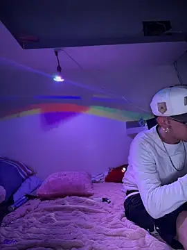 Snapshot of LoganPeny chatting on November 17, 2025, 5:35 am LoganPeny online show from November 17, 2025, 5:35 am