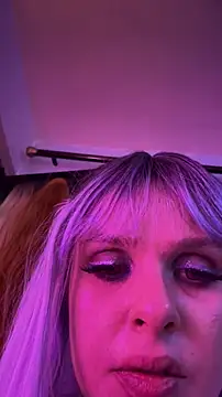 Snapshot of LoganPeny chatting on November 21, 2025, 5:39 am LoganPeny online show from November 21, 2025, 5:39 am