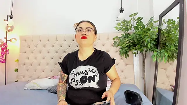 Mia Collivens online show from September 26, 2025, 10:41 am