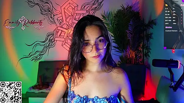 Snapshot of Emmi_Roberts chatting on May 2, 2026, 1:32 am Emmi Roberts online show from May 2, 2026, 1:32 am