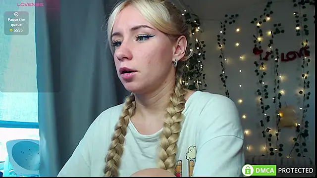 Snapshot of Mia__Kitty chatting on October 17, 2025, 12:30 pm Mia  Kitty online show from October 17, 2025, 12:30 pm