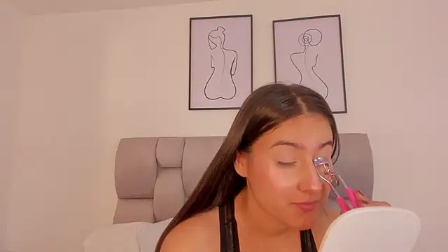 Hanna Evans   online show from September 16, 2025, 12:28 pm