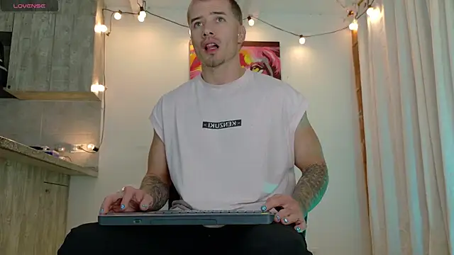 Ryannblue07 online show from November 19, 2025, 10:43 pm