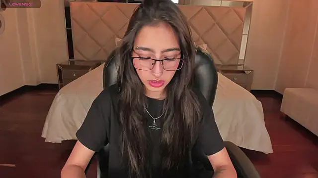 LarisaSmirnov online show from December 20, 2025, 4:41 am